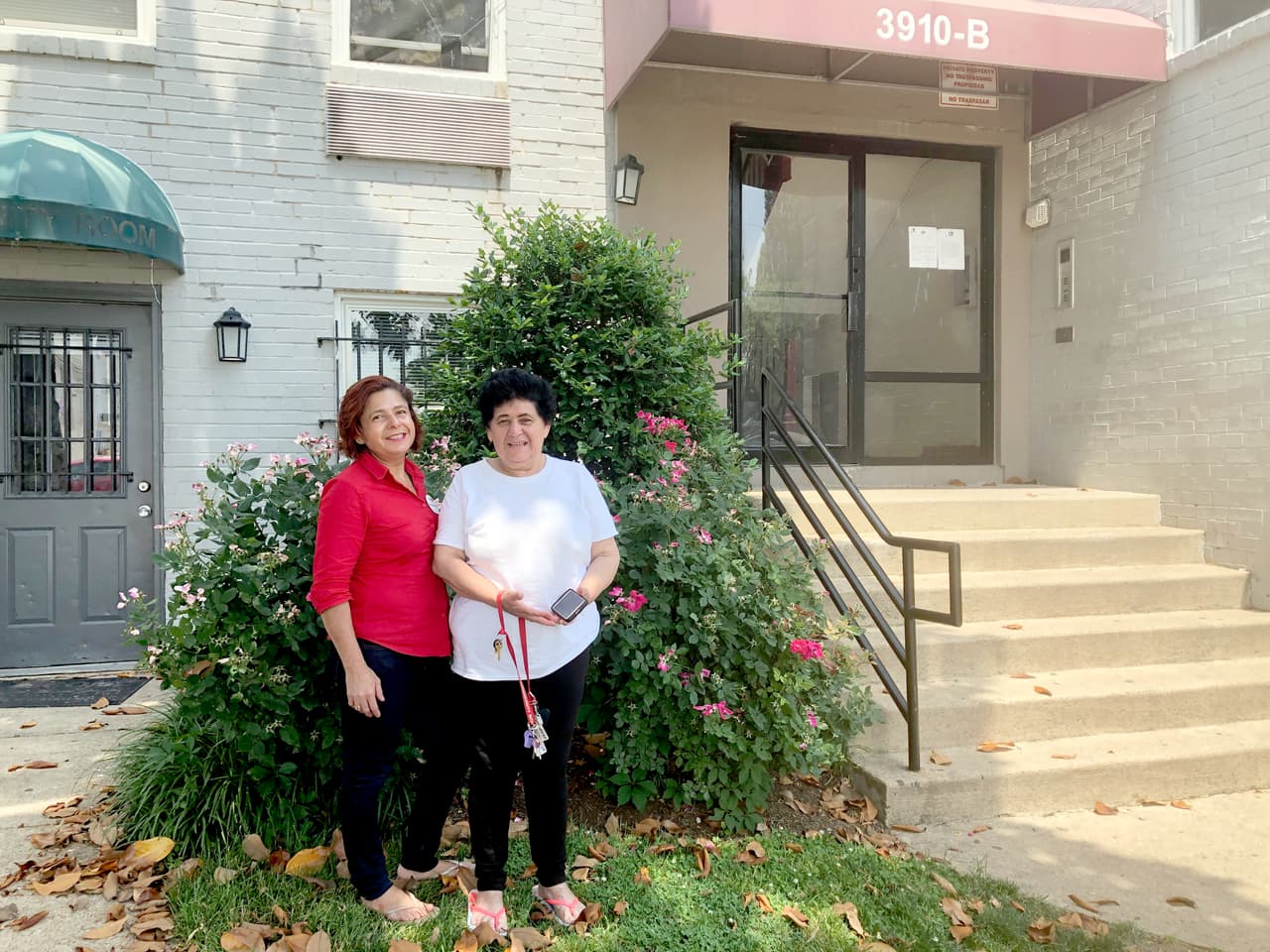 Dina Martínez (in the picture with her daughter Ena) fought in the 1980s to defend her right to affordable housing. She secured the apartment where she now lives thanks to a housing cooperative she and others created at the time.
