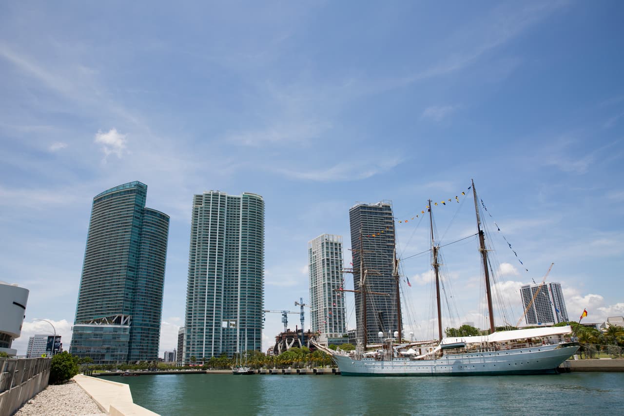 El buque escuela de la Armada española "Juan Sebastián Elcano" abandona la bahía de La Habana.