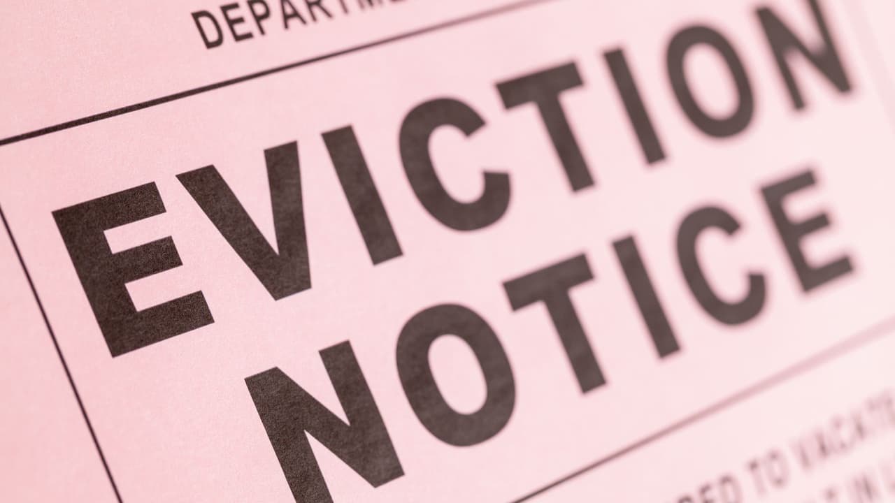 <h3 class="cms-H3-H3">La SB-38: ordenar y acelerar los desalojos </h3>
<br>Imagina que tienes un inquilino que dejó de pagar. Hoy, 
<b>el proceso puede tardar de un mes a mes y medio</b>. Con la SB-38, que entrará en vigor 
<b>el 1 de enero de 2026</b>, las reglas cambian para que 
<b>el tiempo sea más corto y más claro.</b>