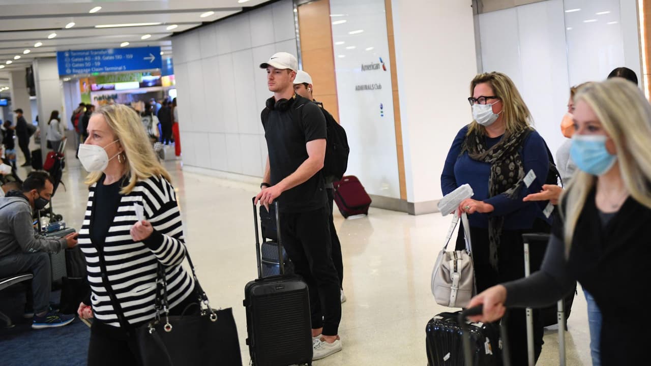 Condado de Los Ángeles mantiene el mandato de uso de mascarilla en el transporte público