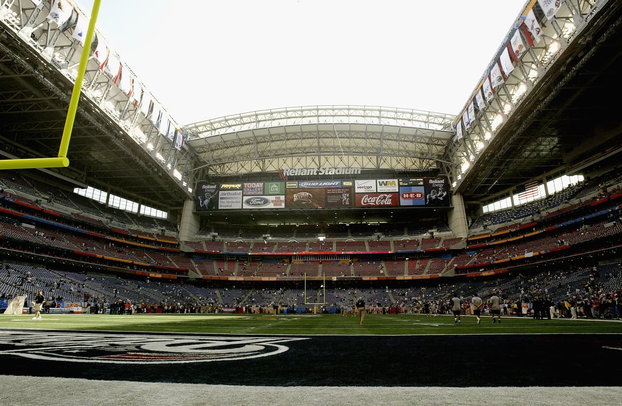El estadio cuenta con un área de 180,000 metros cuadrados, lo que le permite albergar hasta 71,795 personas. El NRG Stadium, además, es casa de la National Football League, así como del Houston Livestock Show and Rodeo y el Texas Bowl.