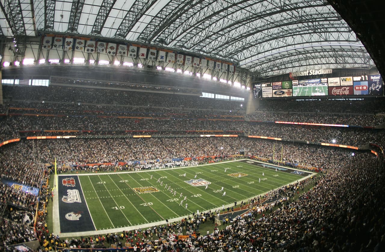 El NRG Stadium, fue nombrado así a partir de la compañía NRG Energy; anteriormente su nombre era Reliant Stadium. El costo de esta construcción fue de $352 millones, y fue abierto al público en agosto del 2002.