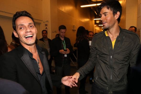 Y tras bambalinas, todo fue una fiesta, pues así se saludaron Enrique y Marc Anthony en el backstage.