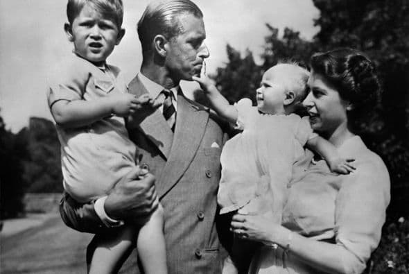 Fotografía sin fecha que muestra a la pareja real británica con sus dos hijos.