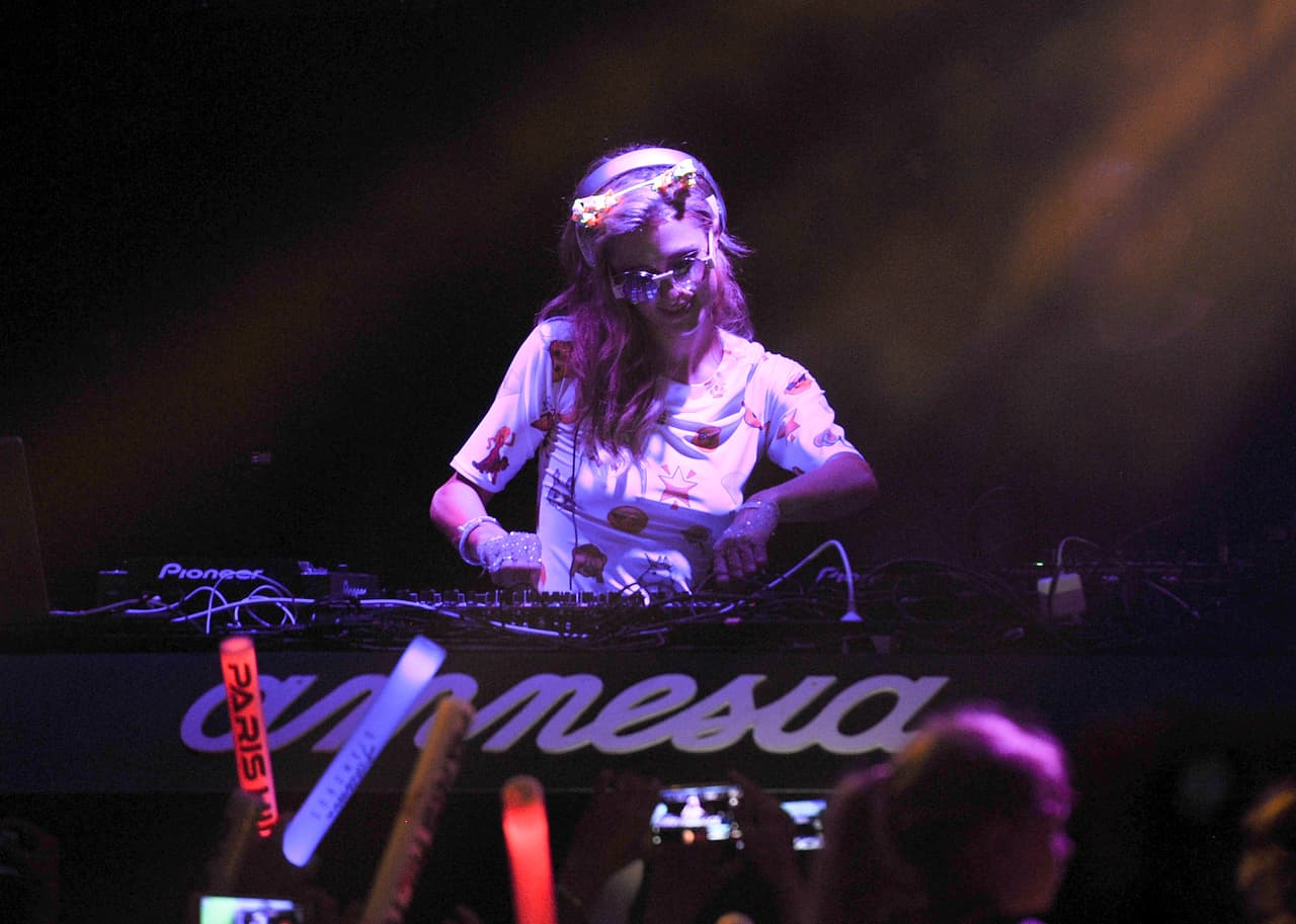 Inclusive se puso a tocar unos cuantos temas en la consola. ¡DJ Hilton al ataque!