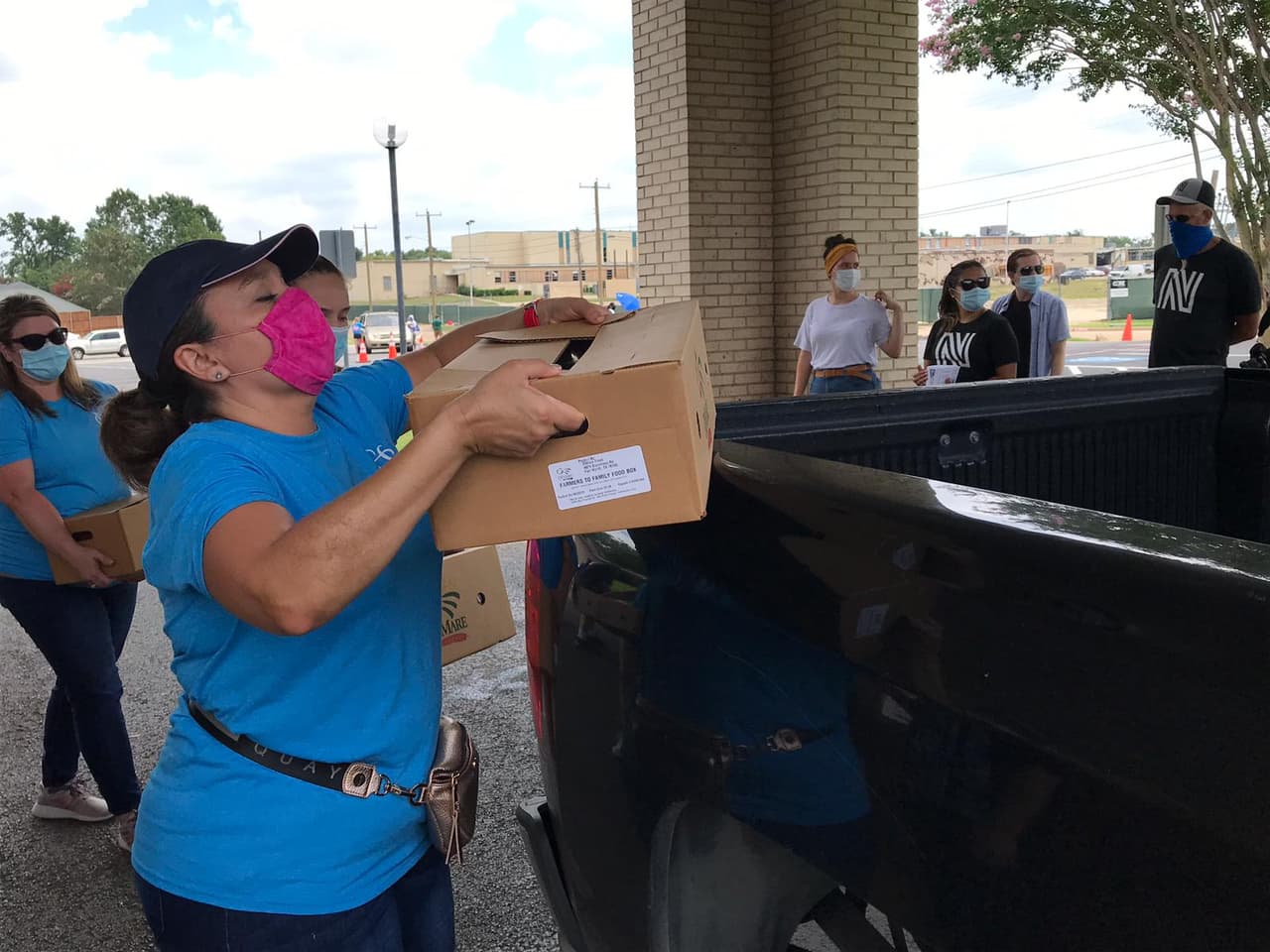 Un vocero de la organización dijo que hacen entrega de despensas varias veces al mes. 
<br>
<br>