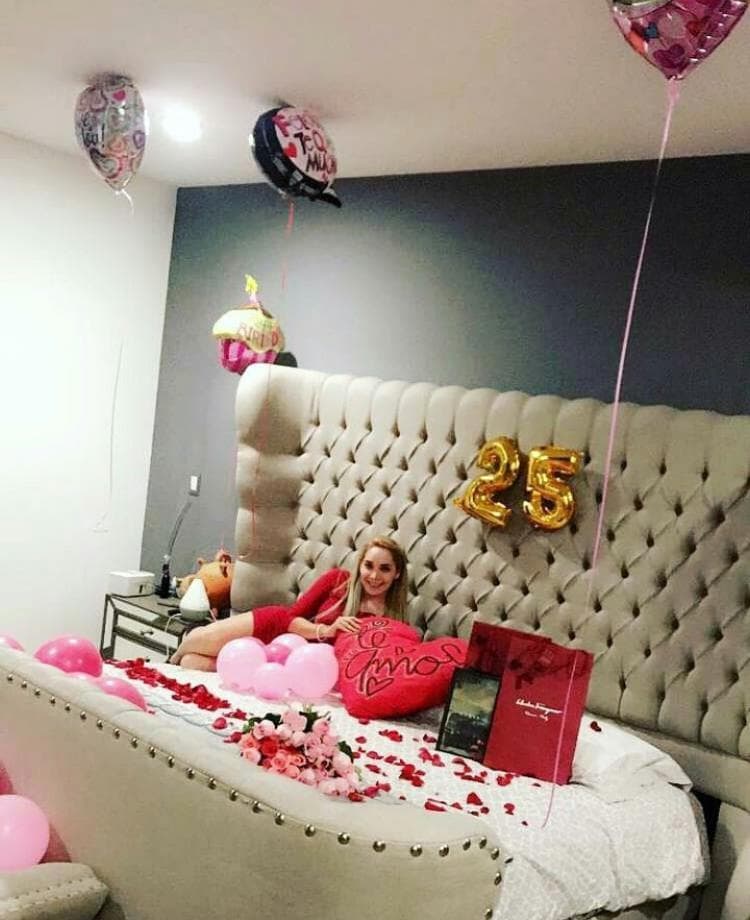 Y este fue el regalo sorpresa que le tenía preparado su esposo: le decoró la recámara con pétalos de rosas, corazones, globos y un par de bolsas que contenían zapatos, entre otras 'cositas' románticas.