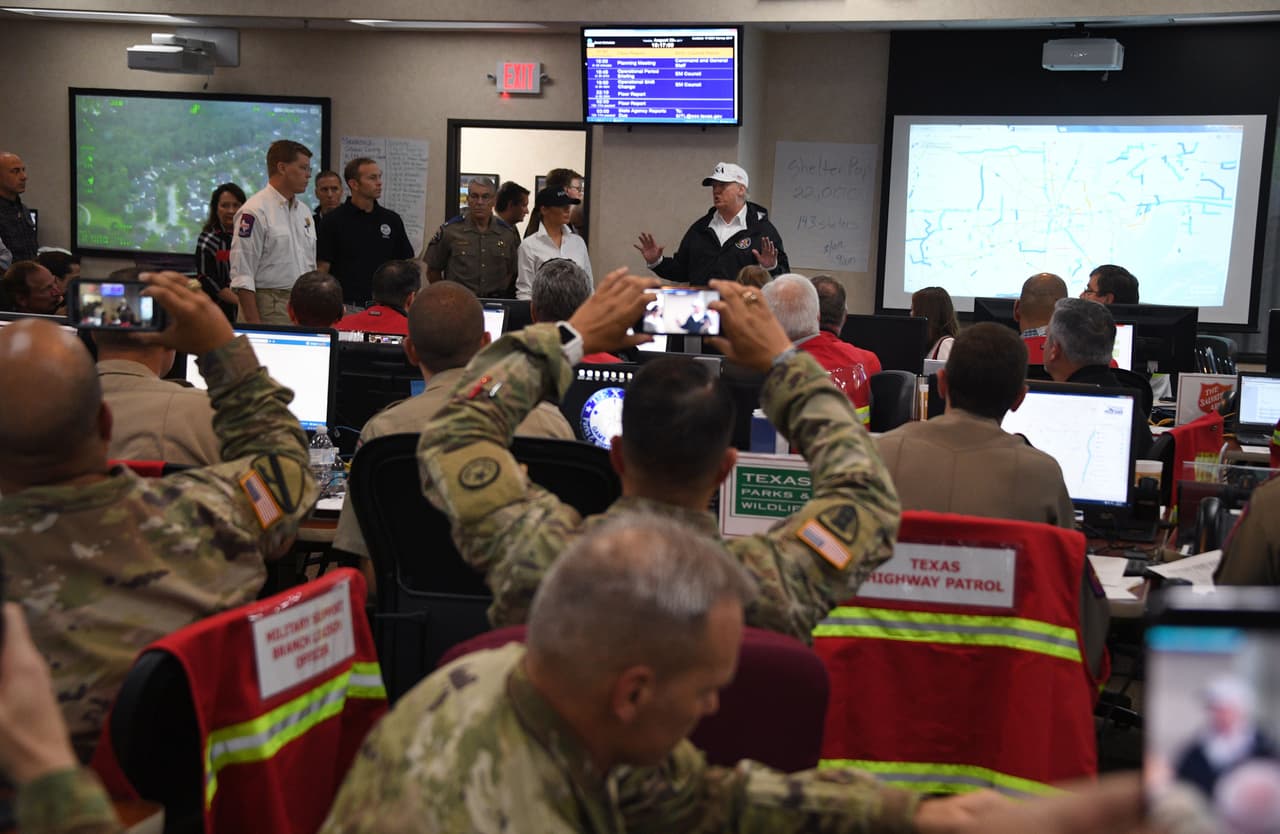 El presidente Donald Trump habla en el Centro de Operaciones de Emergencia de la Seguridad Pública, de Corpus Christi. Escuchó los reportes sobre la situación y cómo marchan las labores de rescate y asistencia de las víctimas, no solo de Houston, sino de Rockport, Galveston y otras localidades afectadas por el desastre.