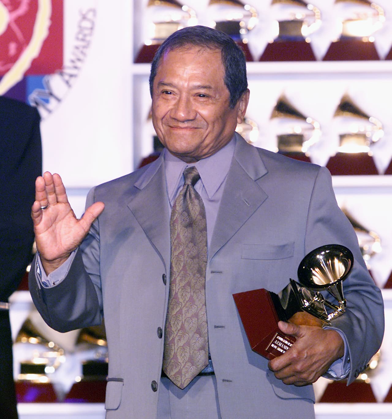 <h2><b>2001, ARMANDO MANZANERO.-</b></h2>
<b> </b>El compositor de temas como 'Esta Tarde vi Llover' se llevó el Latin GRAMMY en la categoría Pop Duo/Group w/Vocal, por su trabajo en el disco 'Duetos'.