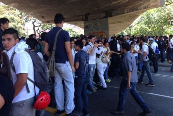 "Rechazamos la acciones que impunemente y arbitrariamente toma el Gobierno Nacional frente a Daniel Ceballos y frente al alcalde Scarano", declaró a periodistas el líder estudiantil Juan Requesens. (Crédito: Elyangelica Gonzalez)