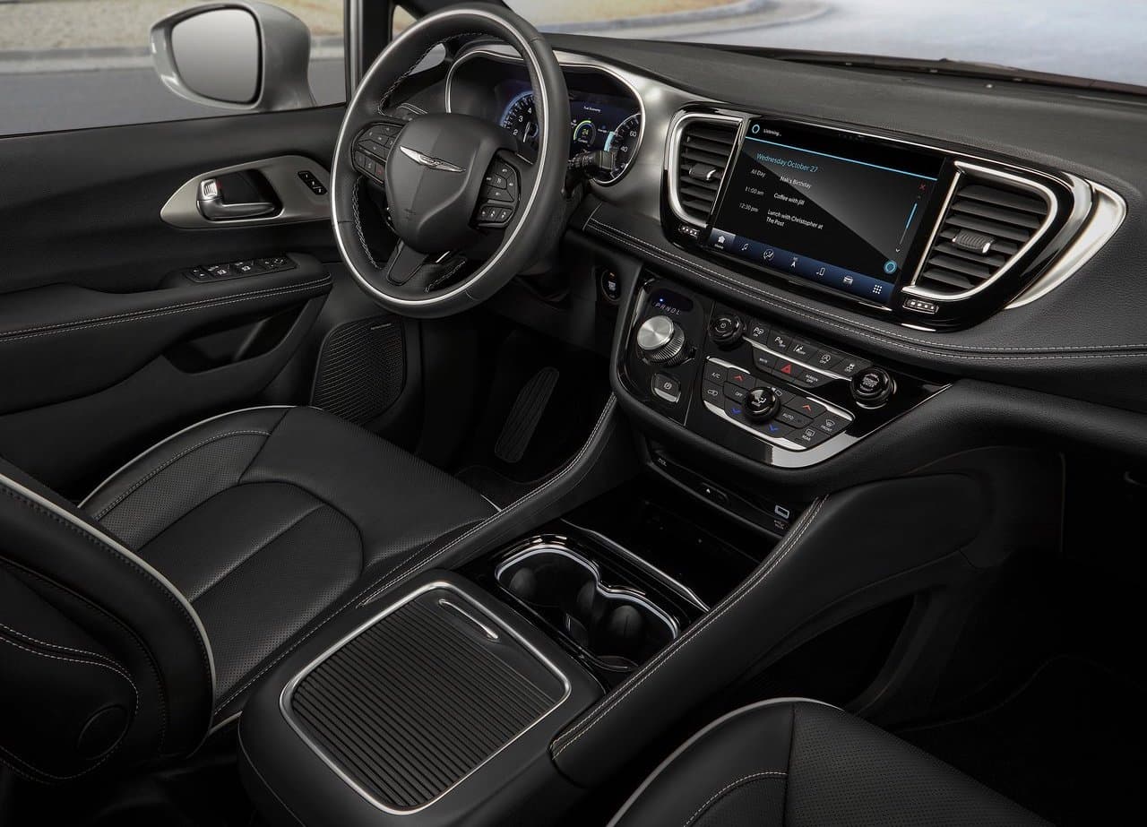 La Chrysler Pacifica es el primer modelo de Fiat Chrysler Automobiles que equipa el nuevo sistema de información y entretenimiento, Uconnect 5, además de puertos USB-C.