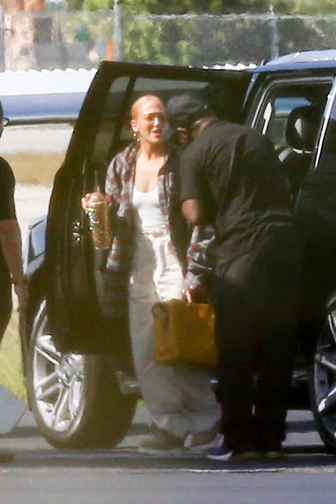 La información indica que la cantante de 'El anillo' se despidió de su equipo de Miami, y tomó el avión en compañía de sus asistentes y llevando con ella "una gran cantidad de equipaje".