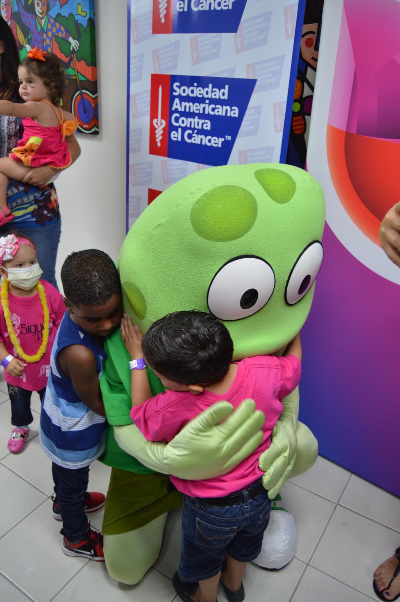 La séptima edición del Maratón de Gente Buena con una emotiva y colorida actividad para un grupo de pacientes de cáncer pediátrico y sus familiares. En el Mes de Concienciación del Cáncer Infantil, Univision Puerto Rico continuó la séptima edición del Maratón de Gente Buena con una emotiva y colorida actividad para un grupo de pacientes de cáncer pediátrico y sus familiares del Hogar Niños que Quieren Sonreír de la Sociedad Americana contra el Cáncer de Puerto Rico.