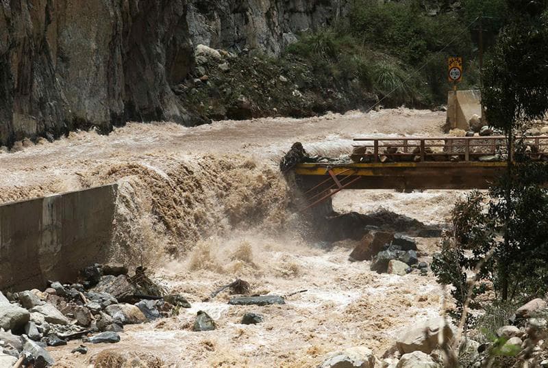 Esta fotografía cedida por la Agencia Andina muestra los estragos que causó una inundación en Perú, a la altura de San Mateo.