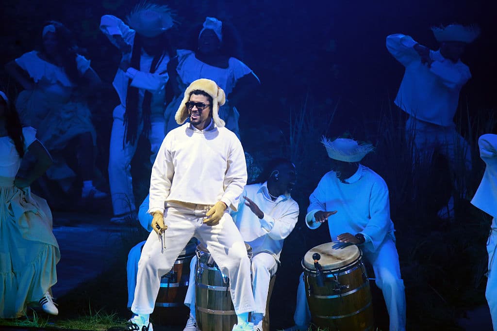 Cabe recordar que Bad Bunny fue el primer artista en 
<b>cantar y actuar en español</b> en el programa de comedia más visto de la tele estadounidense, SNL.