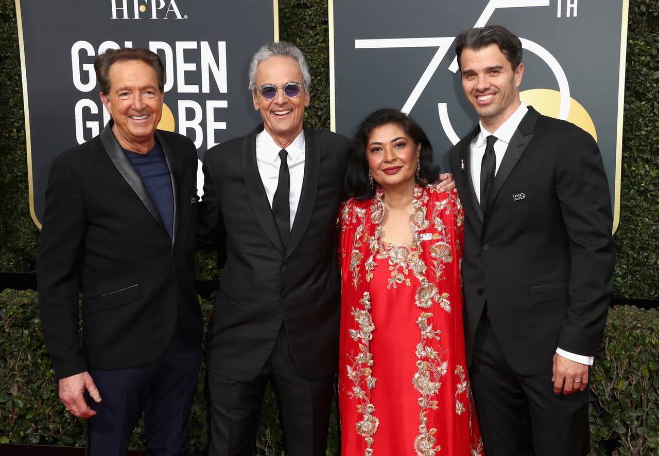 Meher Tatna, presidenta de la Asociación de la Prensa Extranjera, se fue de rojo porque, según
<b><a href="https://www.thewrap.com/golden-globes-hfpa-president-wears-red-to-whywewearblack/">The Wrap</a></b>, es tradición en India usar este tipo de vestidos en ocasiones especiales.
