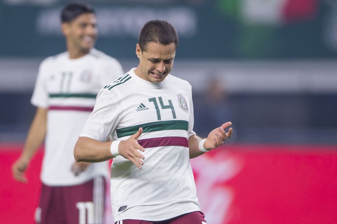 <b>JAVIER HERNÁNDEZ - 5</b>: Un muy deslucido centenario con la camiseta del Tri para 'Chicharito', quien estuvo muy lejos de ser una amenaza para los balcánicos.