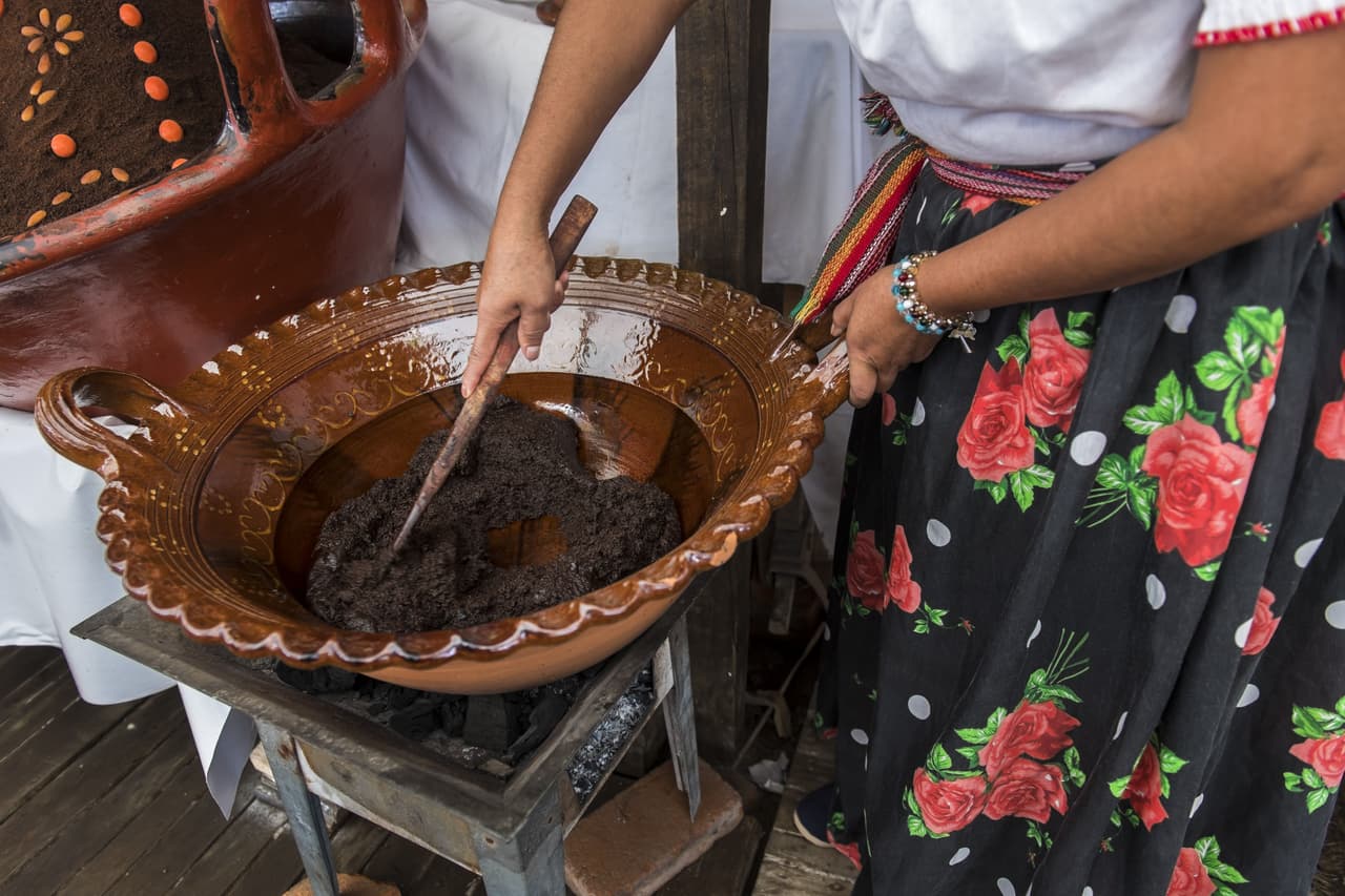 Por qué Buzzfeed se equivoca cuando llama al mole "una mezcla ridícula de chile y chocolate"