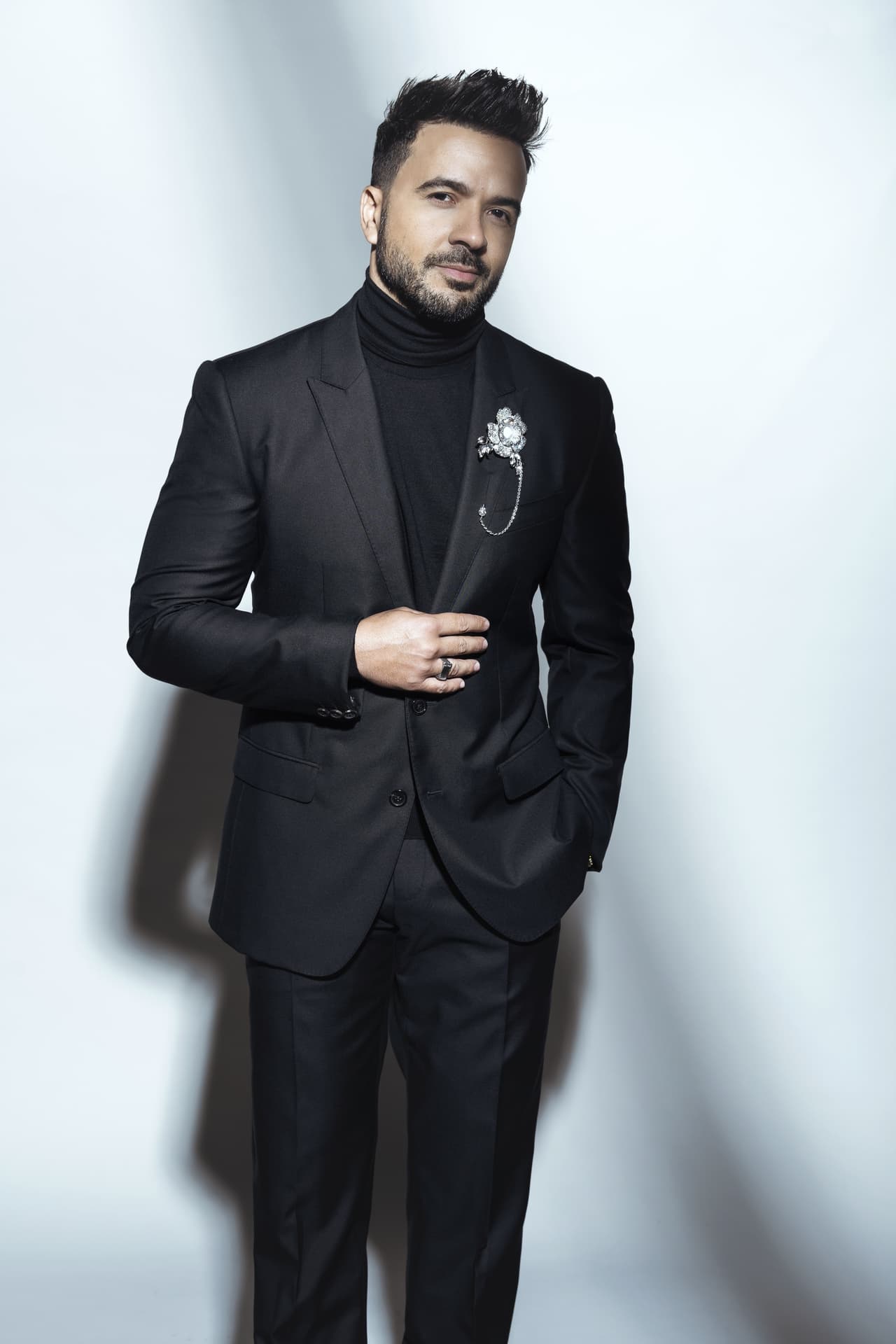 El cantante
<b>Luis Fonsi</b> será el tercer conductor de la noche y sin duda será emocionante verlo en esta faceta.