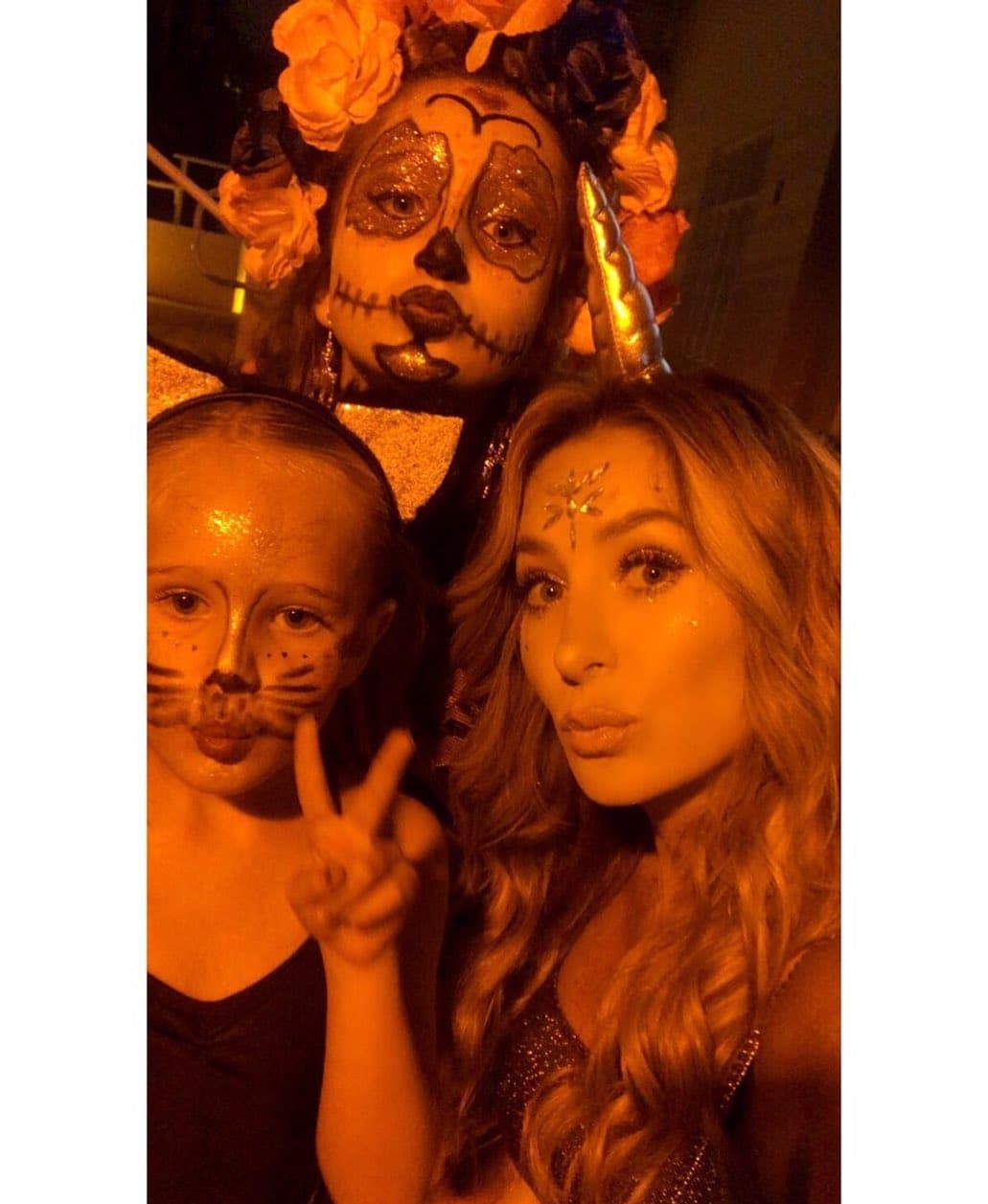 Varios fueron los famosos mexicanos que, además de festejar Halloween con peculiares y muy originales disfraces, también le dieron espacio a una de las celebraciones más populares de su país: el Día de Muertos.