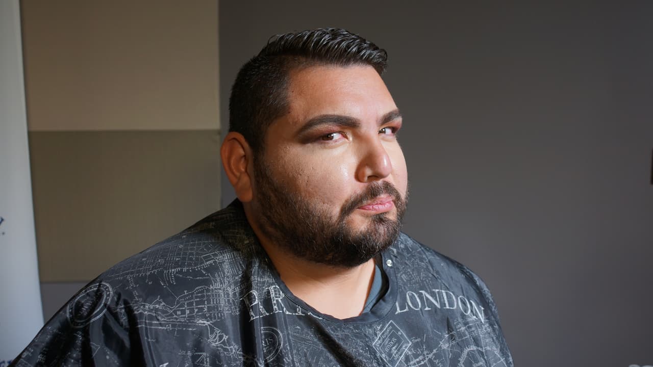 El Tambochi pago la apuesta contra El Compa Ivan cambiando de 'look' por un día.