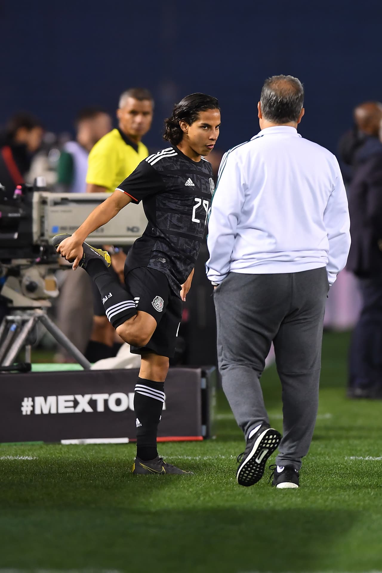 Diego Lainez debutó con el Tri mayor y el argentino se dirigió al mexicano antes de su debut.