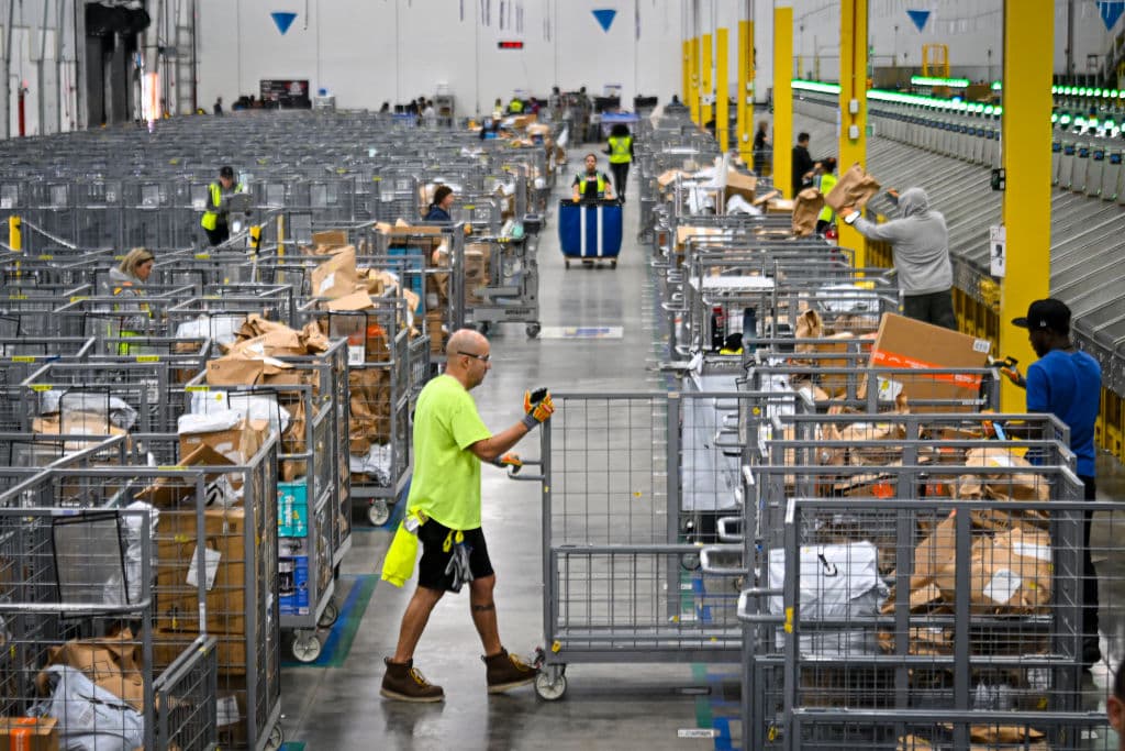 En este centro de cumplimiento de Amazon el trabajo no se detiene y menos en Cyber Monday, uno de los días de mayor actividad para la empresa.