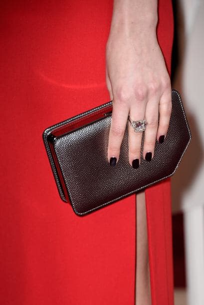 Y así como en la ropa, el negro es un clásico que siempre te hace quedar bien, sin muchos esfuerzos. No olvides aplicar una capa de brillo luego del color para unificar el acabado y que las uñas se vean increíbles.