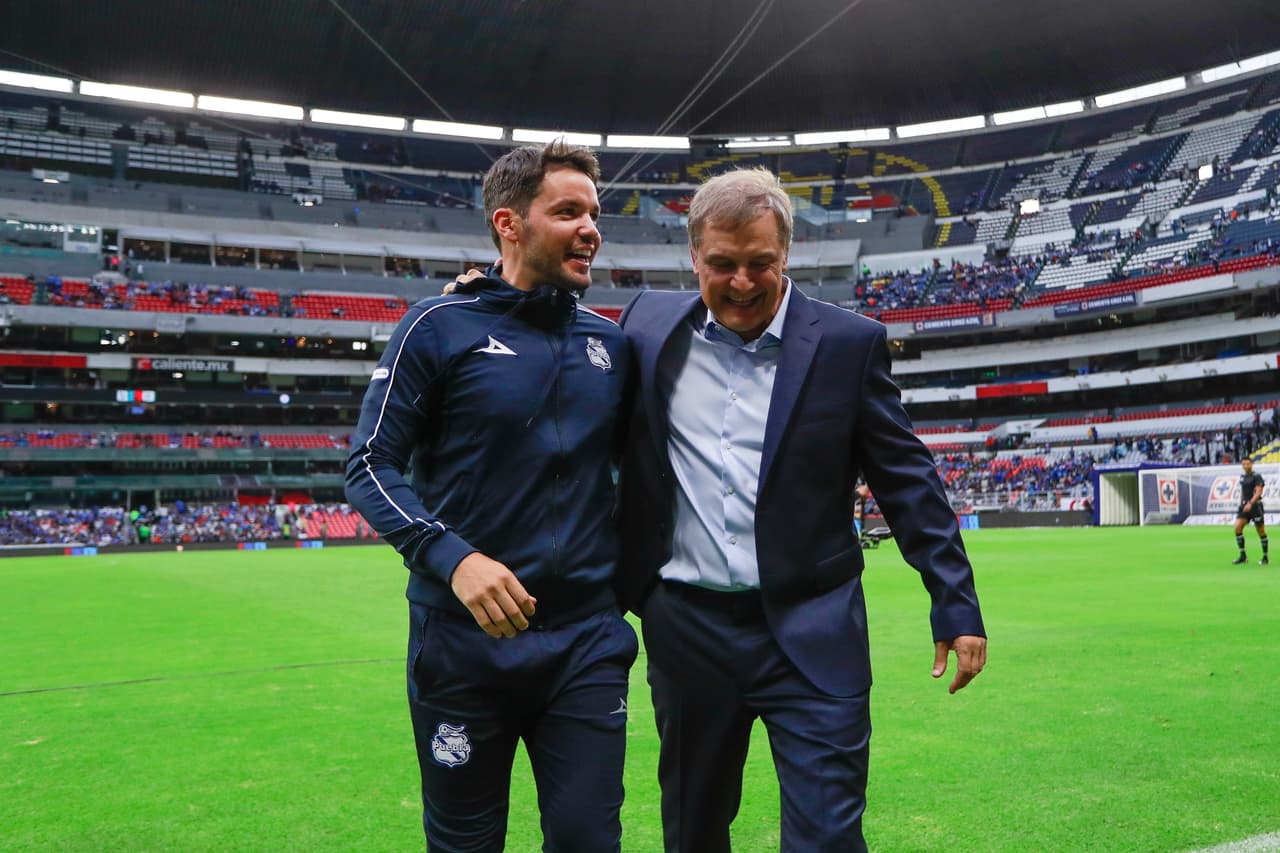 Nicolas Larcamon se saludó de manera efusiva con Diego Aguirre.