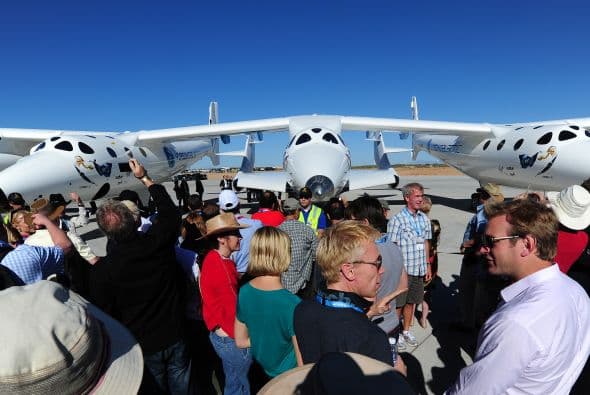 Unas 150 personas que ya tienen reserva para viajar en los primeros vuelos asistieron al acto, informó la compañía.