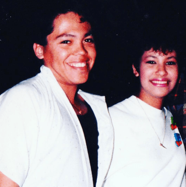 Cuando Selena cursaba el octavo grado y al fracasar el negocio familiar, su padre decidió que era el momento para abandonar la escuela e iniciar su carrera musical. Los maestros de la cantante se opopusieron y hasta intentaron demandar a Abraham. Sin embargo, la intérprete terminó sus estudios por correspondencia y hasta se matriculó en la Universidad de Miramar California en la carrera de administración de empresas.