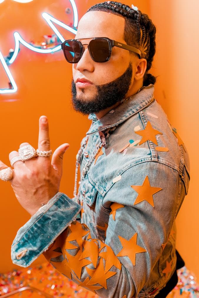 <b><h3 class="cms-H3-H3">El Alfa</h3></b>
<br>El dominicano regresará al escenario de PJ’s para presentar un gran performance con sus grandes éxitos ‘Gogo Dance’, ‘La Mamá de la Mamá’ y ‘La Romana’. El Alfa es uno de los artistas más nominados este año, al estar presente en seis categorías: Artista Masculino – On The Rise, La Mezcla Perfecta, Artista de la Juventud Masculino, La Coreo Más Hot, Quiero Más y Social Dance Challenge.