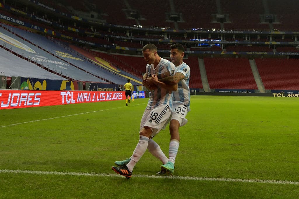 Con gran testarazo de Guido Rodríguez, Argentina logra vencer 1-0 a Urguay y comparten el liderato del grupo A junto a Chile.