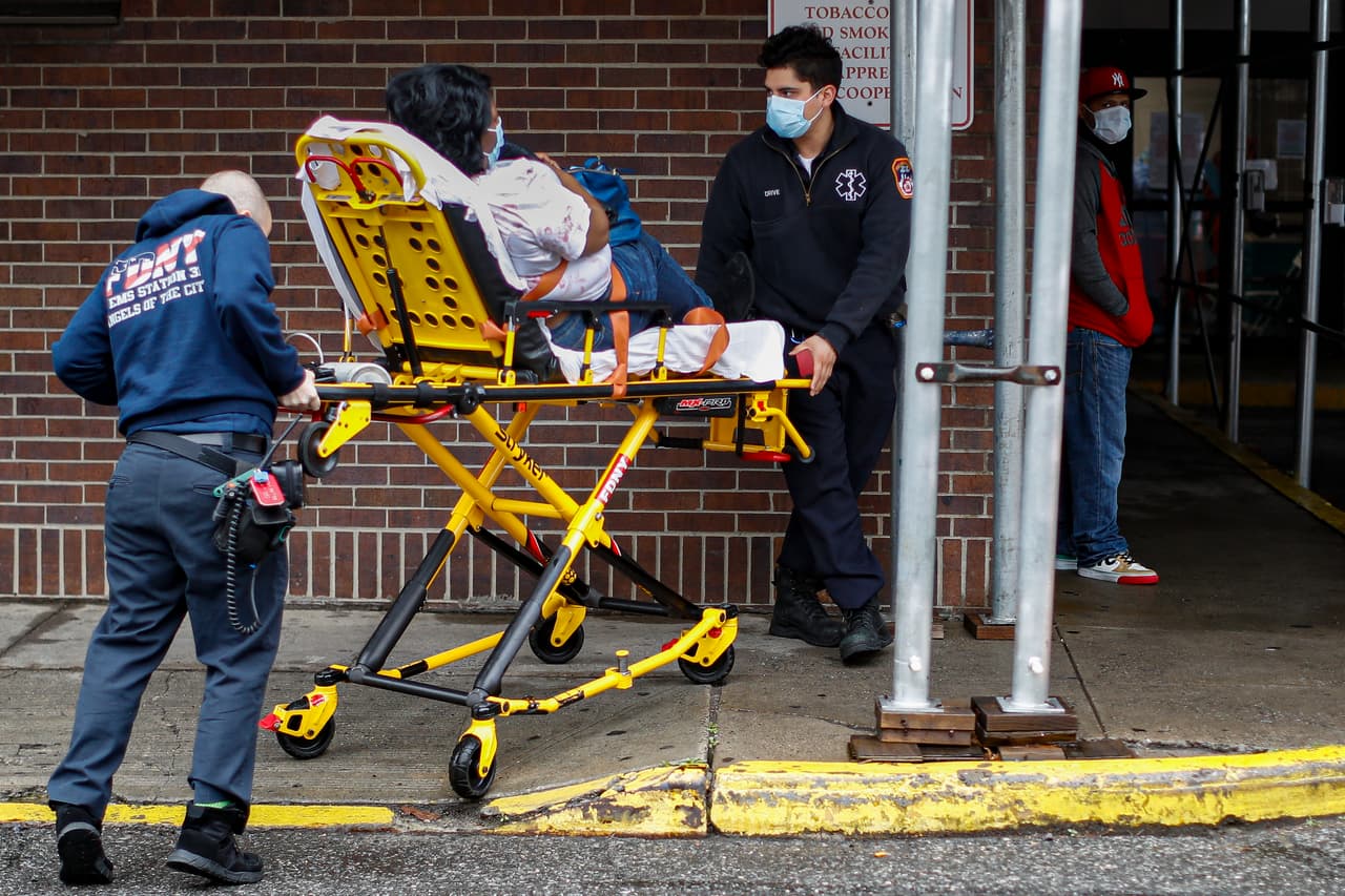 La entrada de un paciente a la emergencia del Brooklyn Hospital Center, en el distrito de Brooklyn. Está prevista la instalación de otros cuatros centros temporales de emergencia repartidos en Brooklyn, Queens, Staten Island y El Bronx, con lo que los cinco distritos de la ciudad quedarán cubiertos.