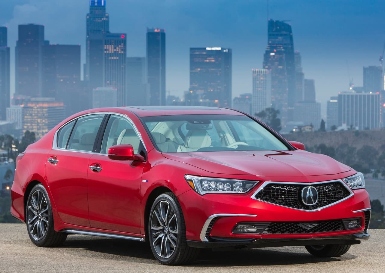 <h3 class="cms-H3-H3"><b>Acura RLX</b></h3>
<br>
<br>Desde hace varios años que los sedanes están entre los vehículos menos preferidos por los compradores, lo que obviamente se traduce a un bajo número de unidades vendidas. Un caso como este es el Acura RLX, que en 2019 solo se llegaron a comercializar 1,019 ejemplares. La decisión de que su edición 2020 fuera la última en salir de las líneas de producción tiene mucho sentido, pues permitirá a Acura tener recursos adicionales para enfocarse en otros modelos con mejor aceptación, como la MDX y la RDX.
<br>