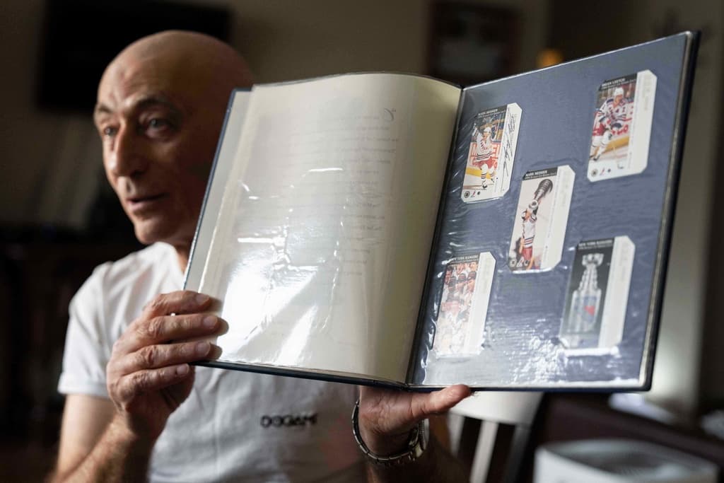 5️⃣ Cuando los 
<b><a href="https://www.univision.com/local/nueva-york-wxtv/fan-new-york-rangers-golpea-tampa-bay-madison-square-garden" target="_blank">New York Rangers</a></b> ganaron la 
<b>Copa Stanley, en el 1994</b>, MetroCard lanzó una serie especial de tarjetas rindiéndole tributo. El coleccionista Lev Radin nos permite observar a distancia algunas de ellas.