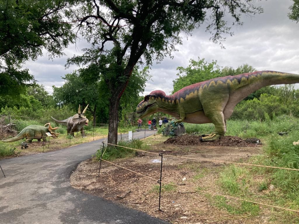 Ve el tamaño de estos dinosaurios, que son algunos de los 100 que han invadido el Dallas Zoo o Zoológico de Dallas con la exhibición
<b>Destination: Dinosaurs. </b>Te diremos cuándo estará esta
<b> única exhibición, el precio de las entradas y cómo comprar tus boletos. 🦖</b>