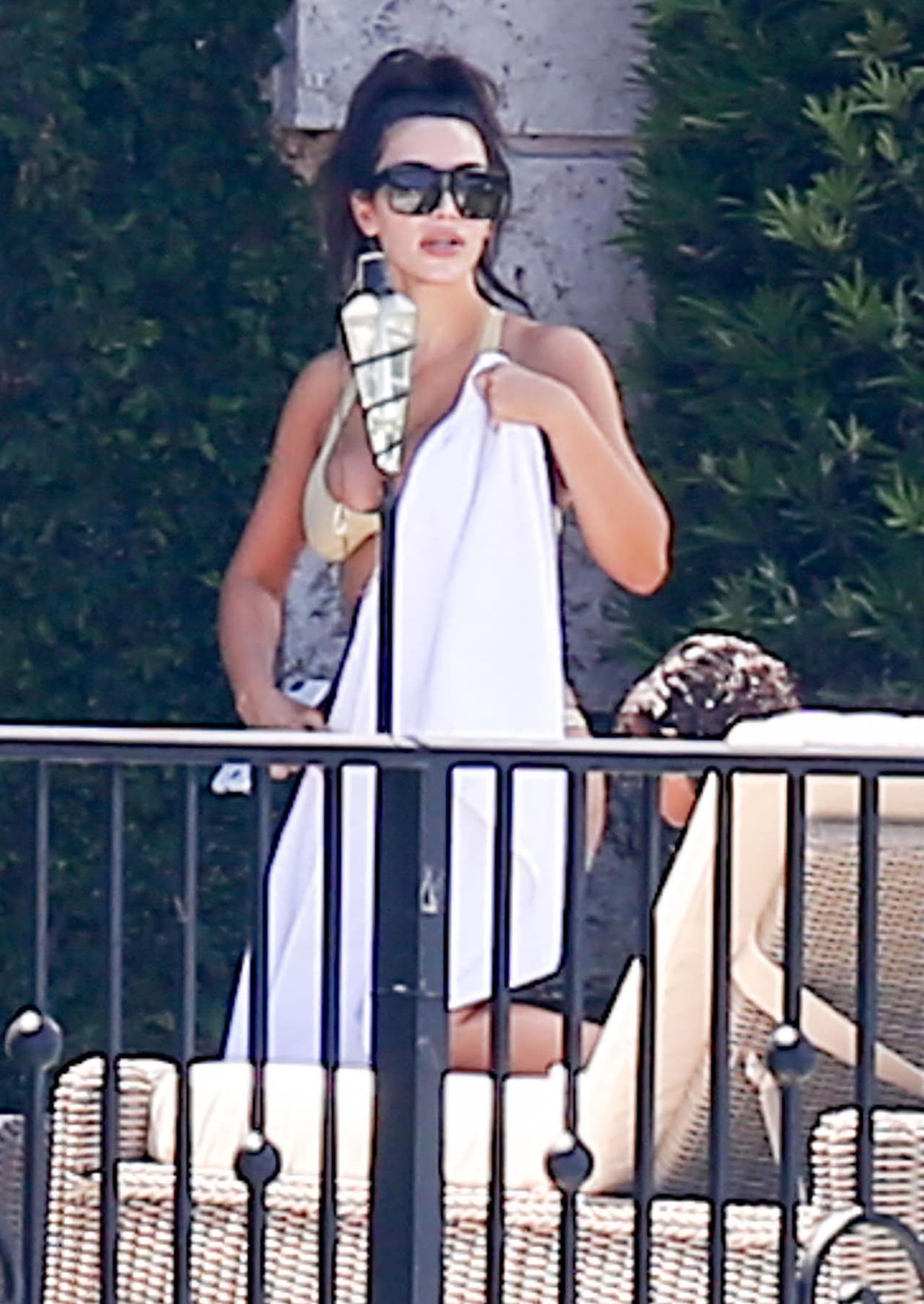 Al ver al fotógrafo, decidió estar más "tapadita".