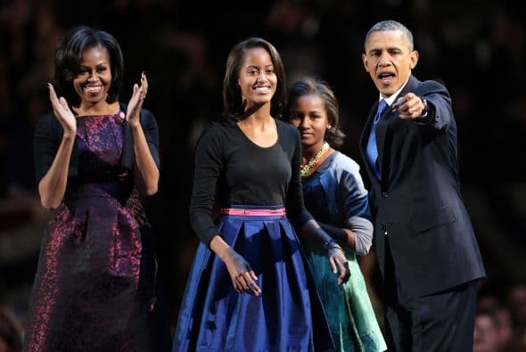 Sasha y Malia, las hijas del presidente Barack Obama, lucían serenas, crecidas y maduras al lado de su padre cuando él ascendió al escenario para su discurso triunfal tras su reelección.
