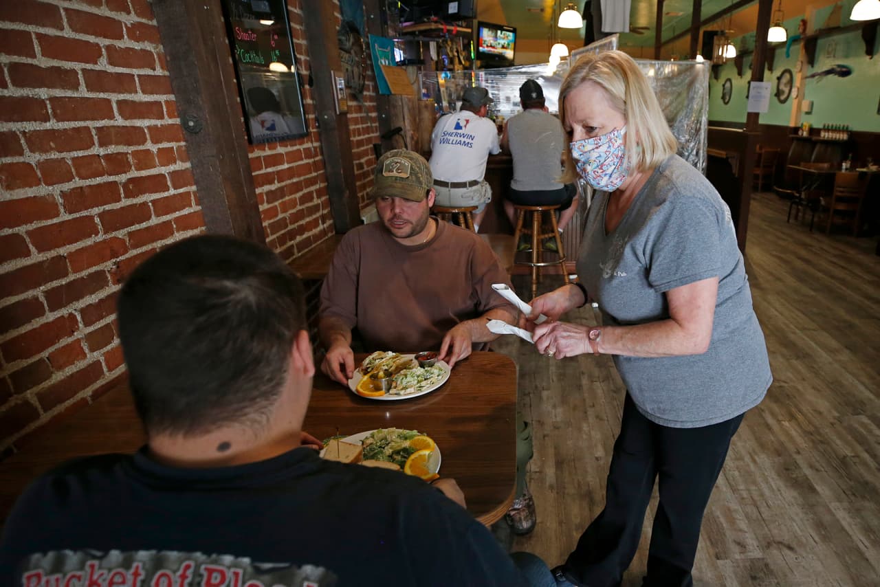 Fotógrafos de la Prensa Asociada pudieron captar, por ejemplo, las modificaciones que realizó en su restaurante Sheila Kelly, dueña del Powell’s Steamer Co. & Pub en el condado de El Dorado, uno de los primeros en obtener la aprobación de los funcionarios de salud estatales para permitir la operación de este tipo de negocios.