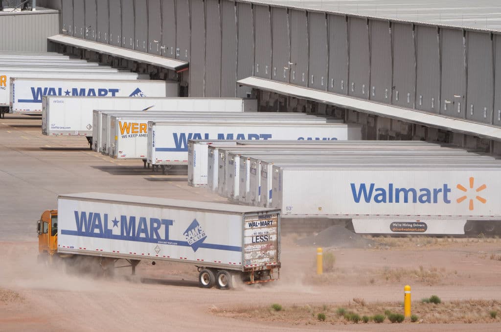 Decenas de grandes empresas, sin embargo, admiten que el salario de su trabajador medio no alcanza los $30,000. Es el caso del gigante comercial 
<b>Walmart</b>, que no obstante está en la lista de 
<a href="https://www.univision.com/noticias/dinero/salarios-por-hora-grandes-empresas-eeuu-fotos">empresas que aumentaron su salario base</a> el pasado año.