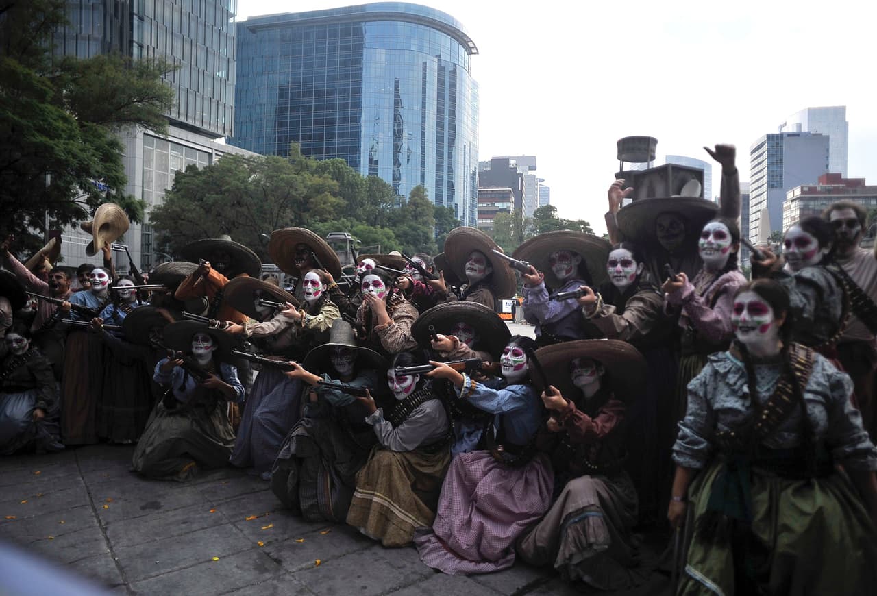 Vestidas como luchadoras, decenas de mujeres mostraron gustosas sus atributos y su valentía.