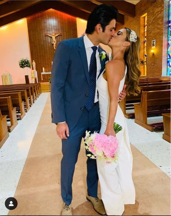 Con esta instantánea en la que se le ve por primera vez vestida de novia presumió su felicidad.