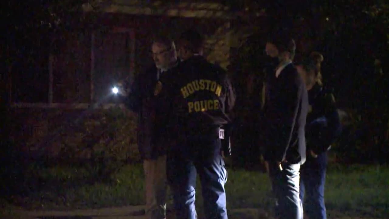 La conductora de 36 años logró manejar hasta un hospital en Tidwell, donde las dos fueron atendidas.