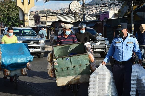 Un agente de policía se protege la cara con una mascarilla durante el toque de queda en Tegucigalpa por el covid-19.