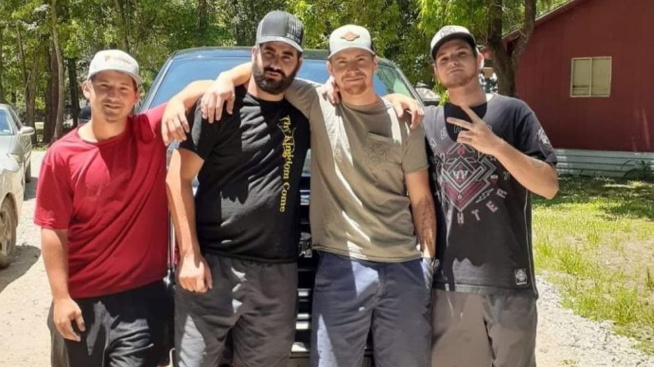 El hombre fue identificado por la oficina del médico forense como Tyler Young, de 29 años, su familia ha habilitado una página de Gofundme para ayudar a la viuda y a sus tres hijos con los gastos funerarios.