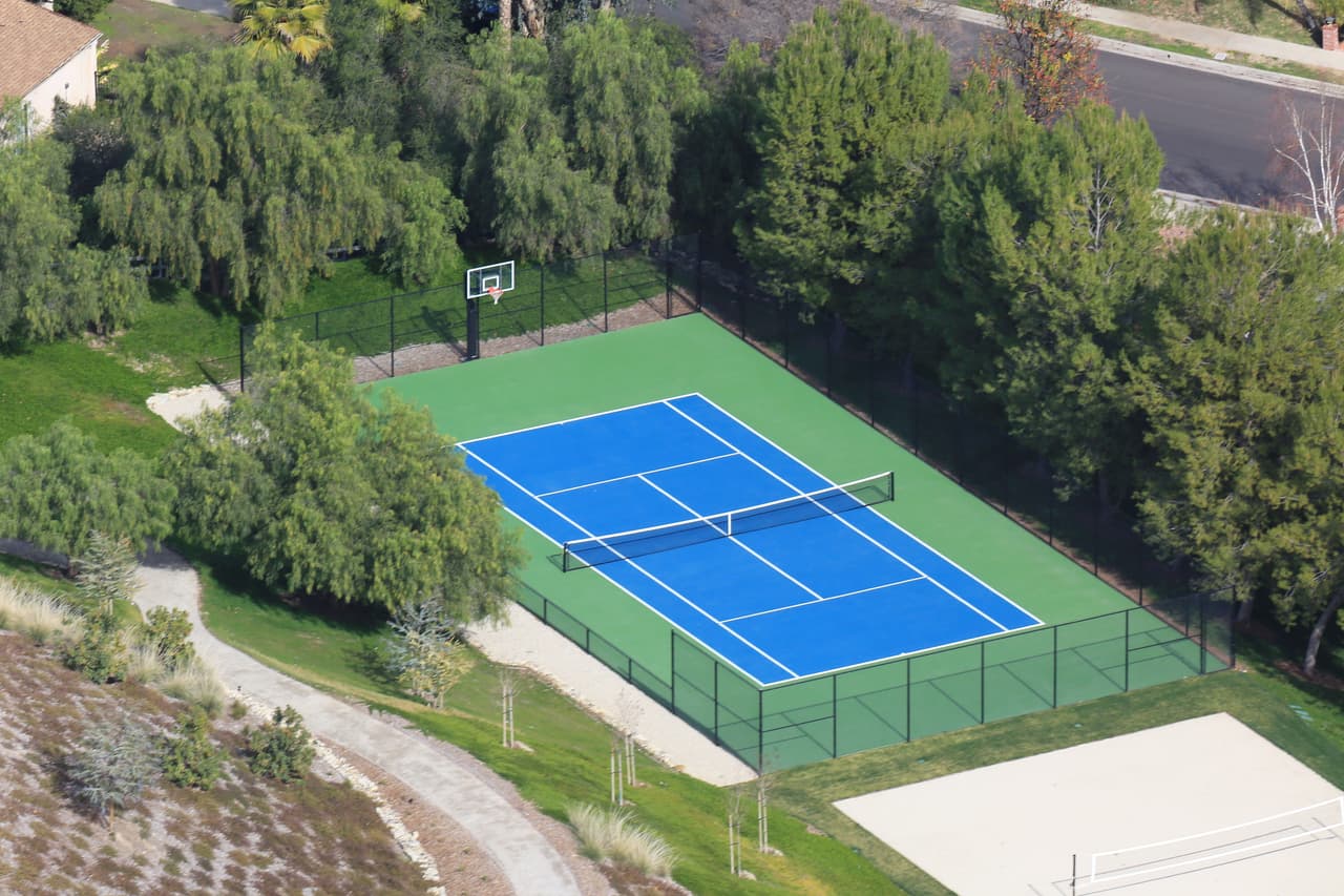 Un camino privado conduce a las dos canchas que tiene la propiedad: una de tenis y otra de voleyball de playa. 
<br>