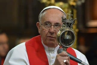 El Papa Francisco muestra a los fieles el relicario que contiene sangre de San Genaro, Patrón de Napoles.