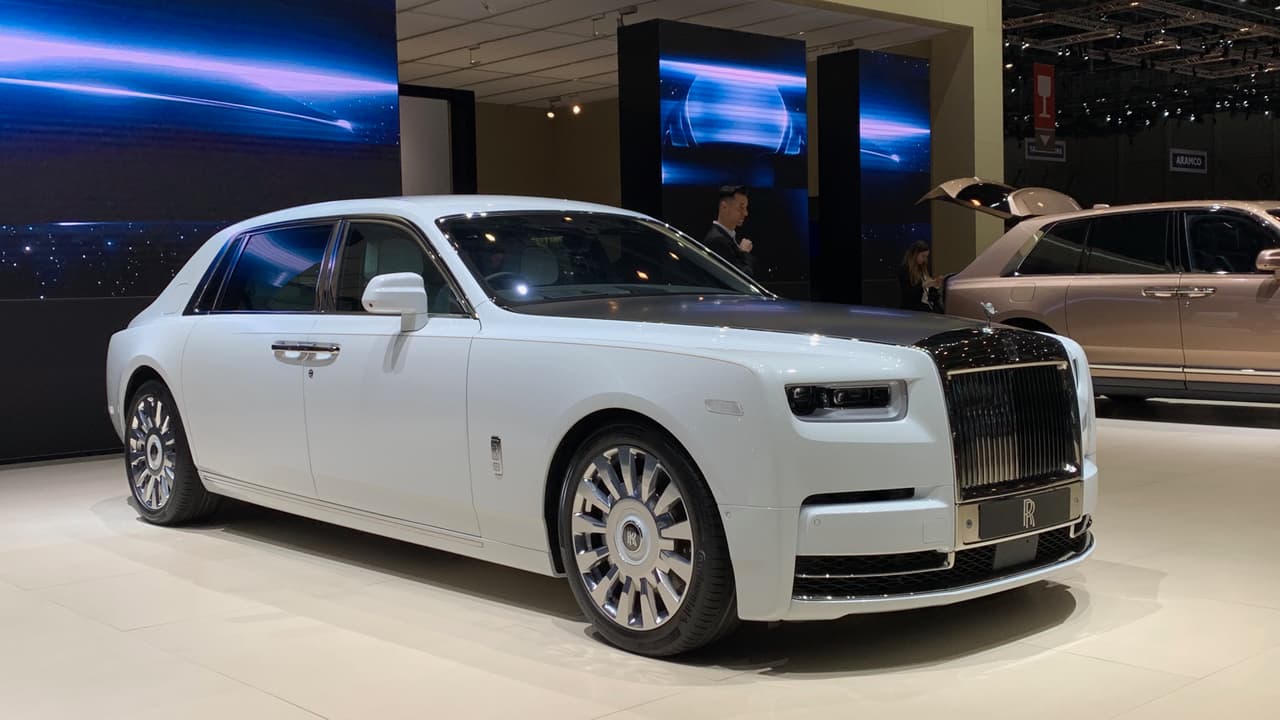 <h3 class="cms-H3-H3">Rolls-Royce Phantom Tranquility</h3>
<br>Ya todos conocemos el poderio mecánico y tecnológico del Rolls-Royce Phantom VIII, pero este modelo inspirado en la exploración espacial es algo realmente especial. En su '
<b><a href="https://www.univision.com/carros/esta-es-la-galeria-un-espacio-dedicado-al-arte-en-el-tablero-del-nuevo-rolls-royce-phantom-viii-fotos">Galería</a></b>' hay un panel de acero inoxidable tratado con oro de 24 kilates y aluminio de grado espacial, perforado con laser replicando la textura de las máscaras de apertura codificadas por rayos X utilizadas en el cohete espacial británico Skylark, así como un fragmento del meteorito Muonionalusta, que cayó en entre Suecia y Finlandia un millón de años antes de Cristo en la perilla de control del volumen. Otro detalle de este palacio rodante es su ornamento de capó hecho de titanio. El "Tranquility" toma su nombre de la sensación de tranquilidad que se experimenta en su interior. Rolls-Royce solo fabricará 25 unidades del Phantom Trnquility y todas ya fueron vendidas.