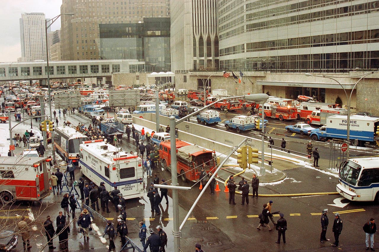Cientos de bomberos y policías de Nueva York acudieron a la zona para evacuar a miles de trabajadores del World Trade Center.